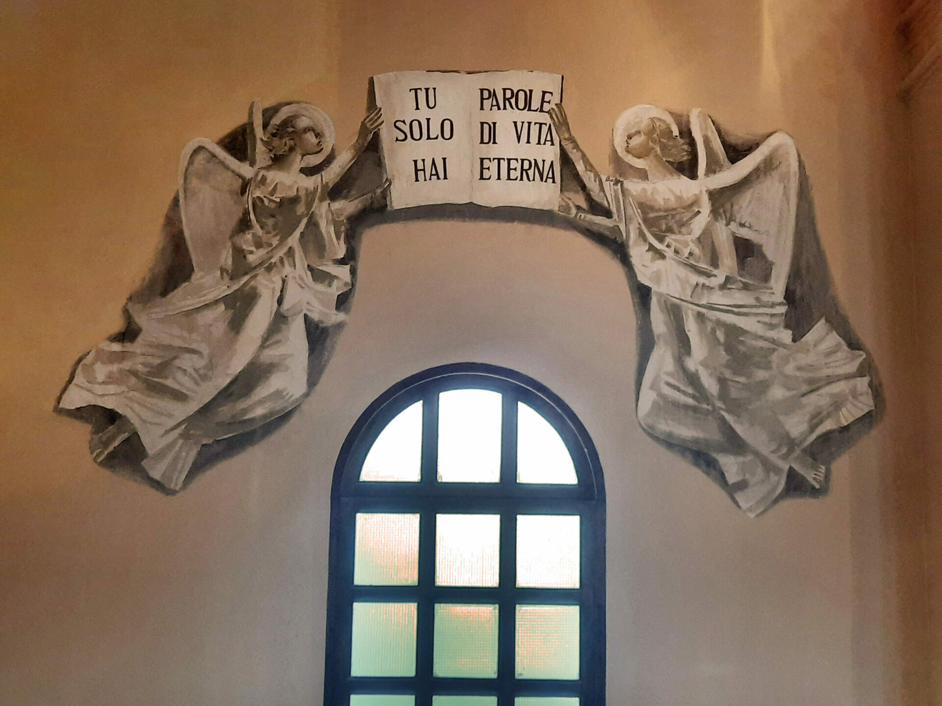 Angeli dipinti nella chiesa